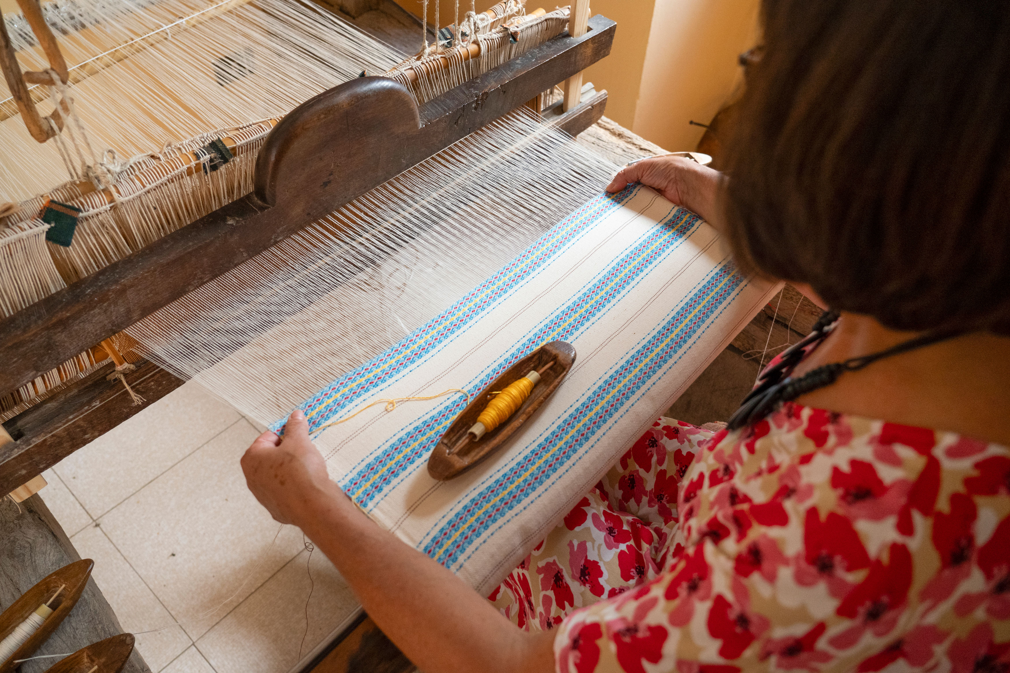 annunziatina gallo, la tessitrice molisana a lavoro sul telaio serpitjel per confezionare i foderini del coltello da collezione brigantessa