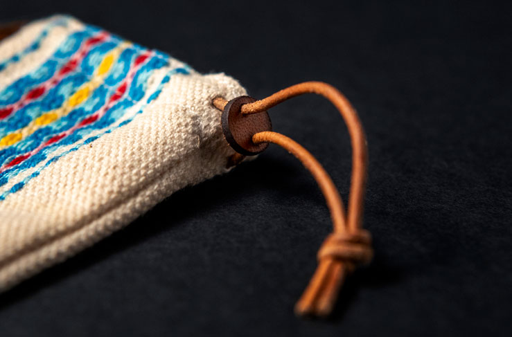 il dettaglio del foderino del coltello a serramanico da collezione brigantessa